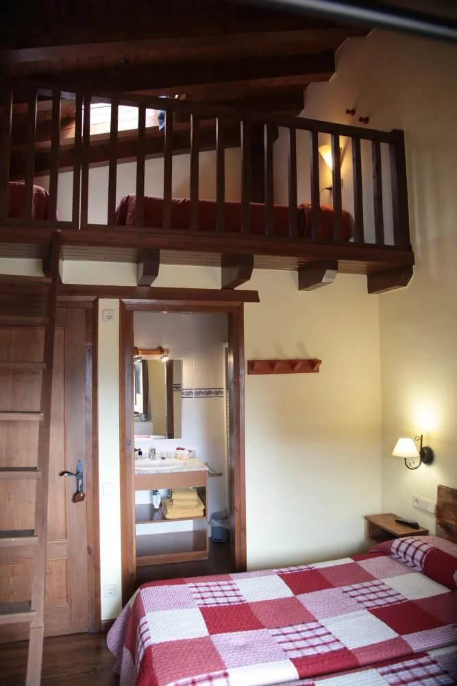 Habitació amb altell de fusta